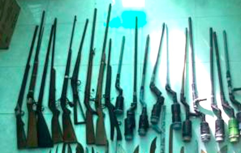 Người dân Kon Tum giao nộp vũ khí cho công an Người dân Kon Tum giao nộp vũ khí cho công an