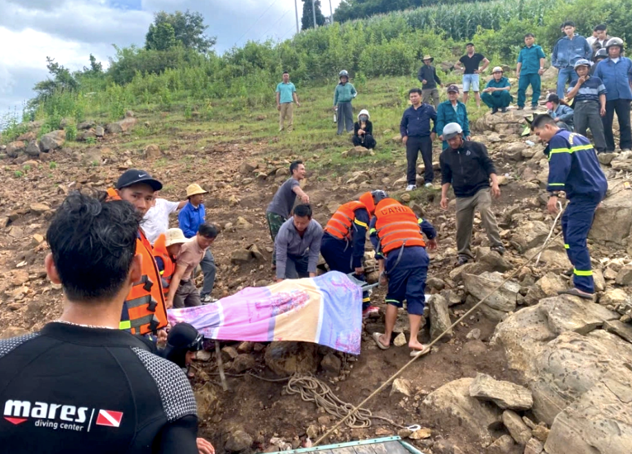 Lực lượng cứu hộ đưa thi thể của em T. lên bờ. Lực lượng cứu hộ đưa thi thể của em T. lên bờ.