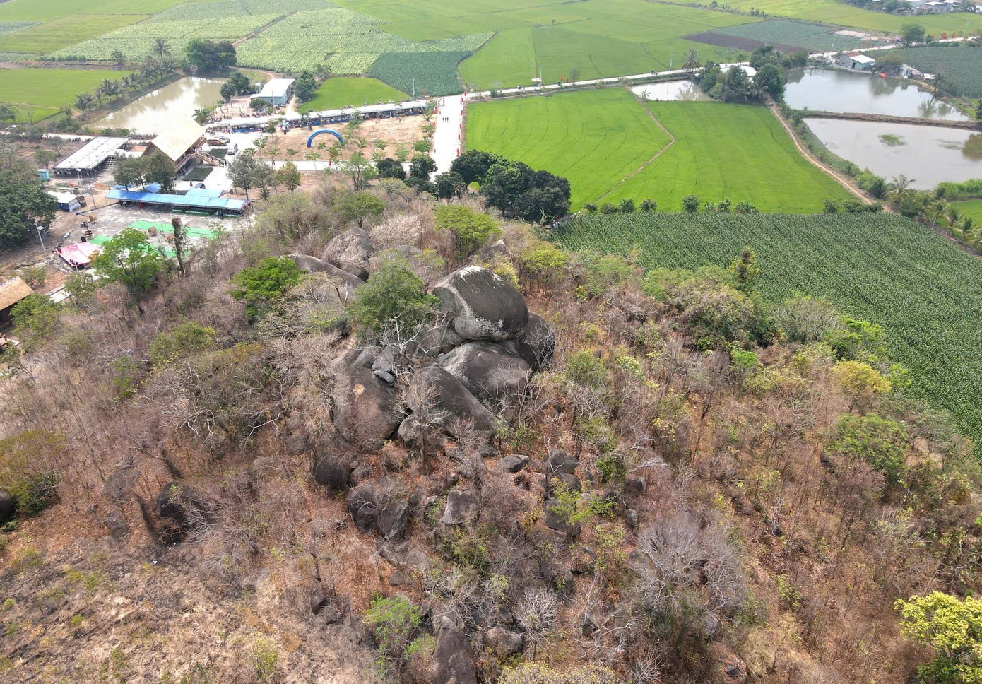 Núi thiêng này gần đồng lúa, hoa màu của người dân