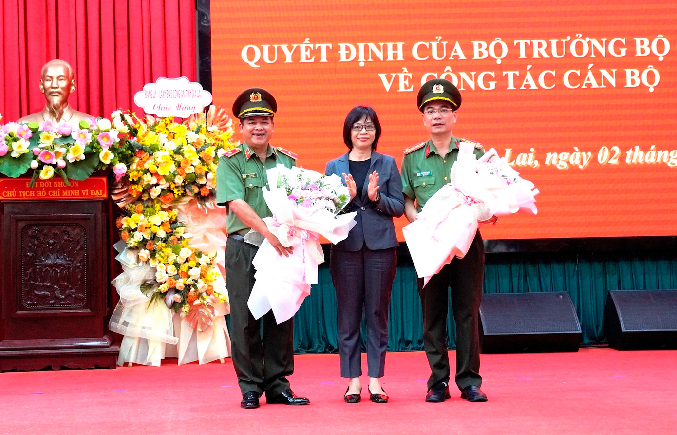 Phó Chủ tịch UBND tỉnh Gia Lai Nguyễn Thị Thanh Lịch tặng hoa chúc mừng Thiếu tướng Rah Lan Lâm và đại tá Phạm Hữu Trường Phó Chủ tịch UBND tỉnh Gia Lai Nguyễn Thị Thanh Lịch tặng hoa chúc mừng Thiếu tướng Rah Lan Lâm và đại tá Phạm Hữu Trường