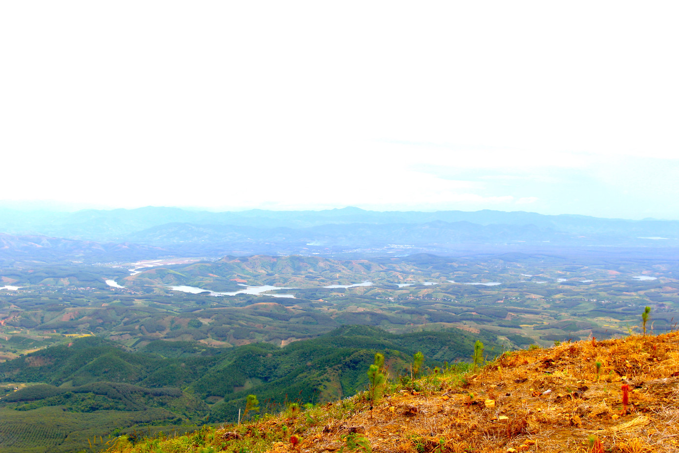 Từ đỉnh đồi Sạc Ly có thể nhìn thấy huyện Sa Thầy, cùng các huyện Đăk Tô, Đăk Hà, TP.Kon Tum...