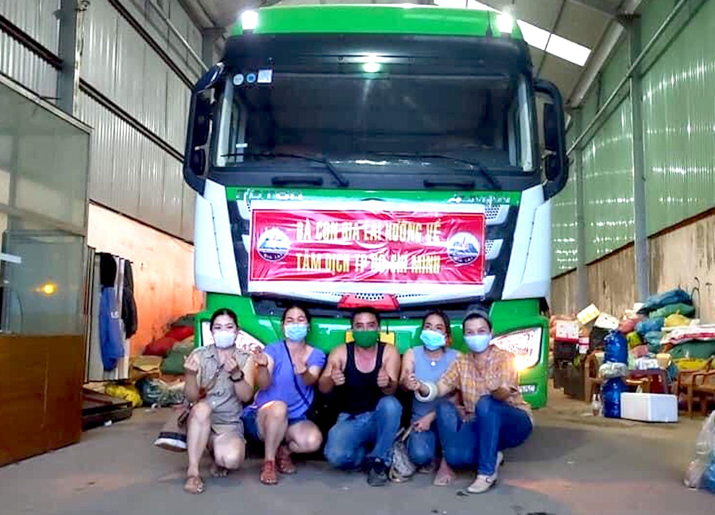 Nhóm từ thiện của chị Trị bốc rau củ lên xe chuẩn bị vận chuyển vào TP. HCM