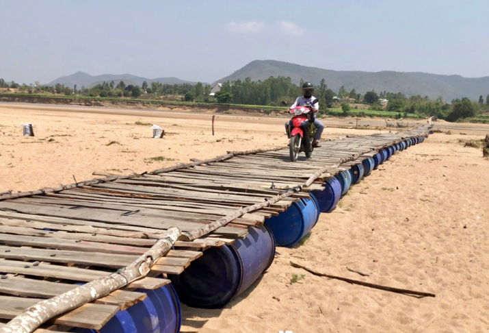 Cây cầu ở Krông Pa được người dân sử dụng thùng phi để lót phía dưới chịu được tải trọng khoảng 3 tạ hàng Cây cầu ở Krông Pa được người dân sử dụng thùng phi để lót phía dưới chịu được tải trọng khoảng 3 tạ hàng