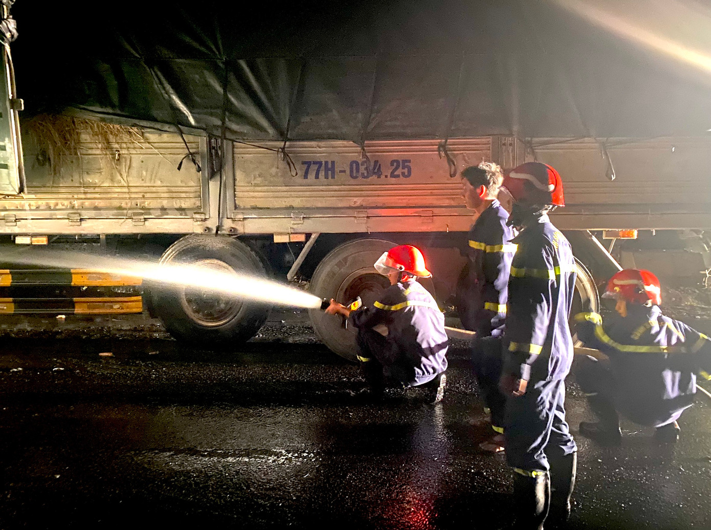 Lực lượng chữa cháy dùng bơm cao áp để dập đám cháy Lực lượng chữa cháy dùng bơm cao áp để dập đám cháy