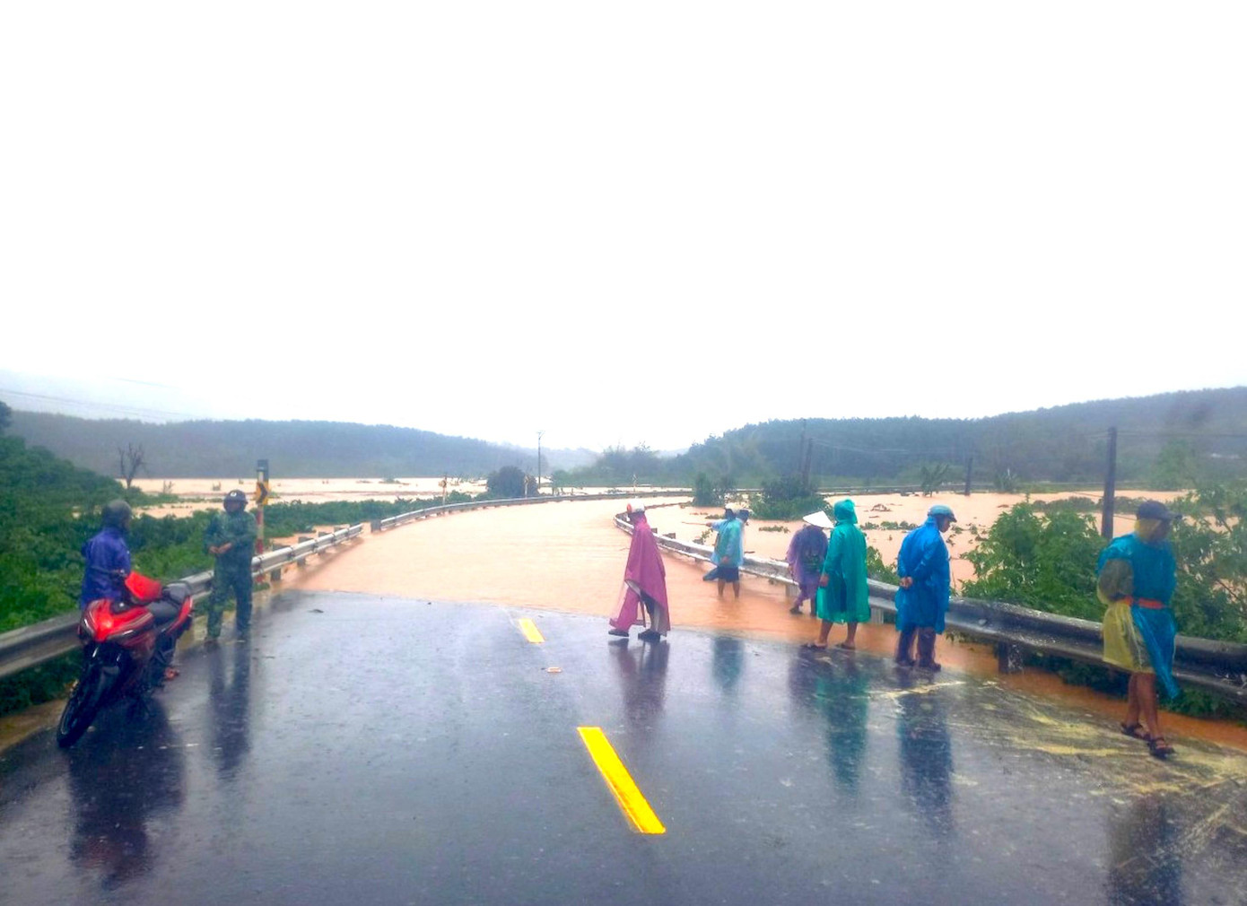 Đường Hồ Chí Minh bị chia cắt ở huyện Đắk Glei Đường Hồ Chí Minh bị chia cắt ở huyện Đắk Glei