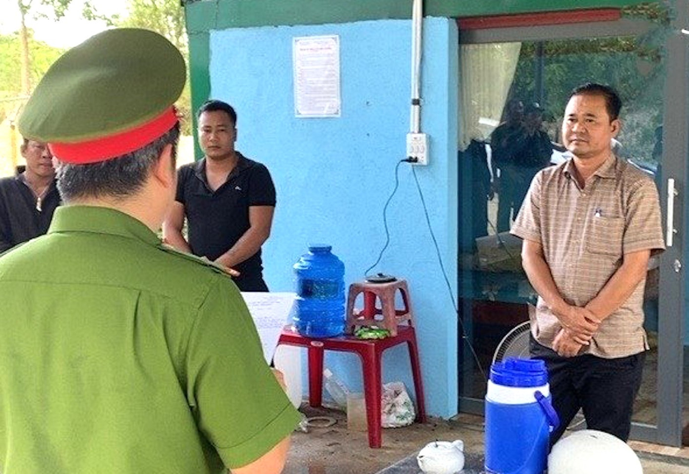 Cơ quan công an ra quyết định khởi tố vụ án, khởi tố bị can đối với Phan Đình Thái Anh (bìa phải)