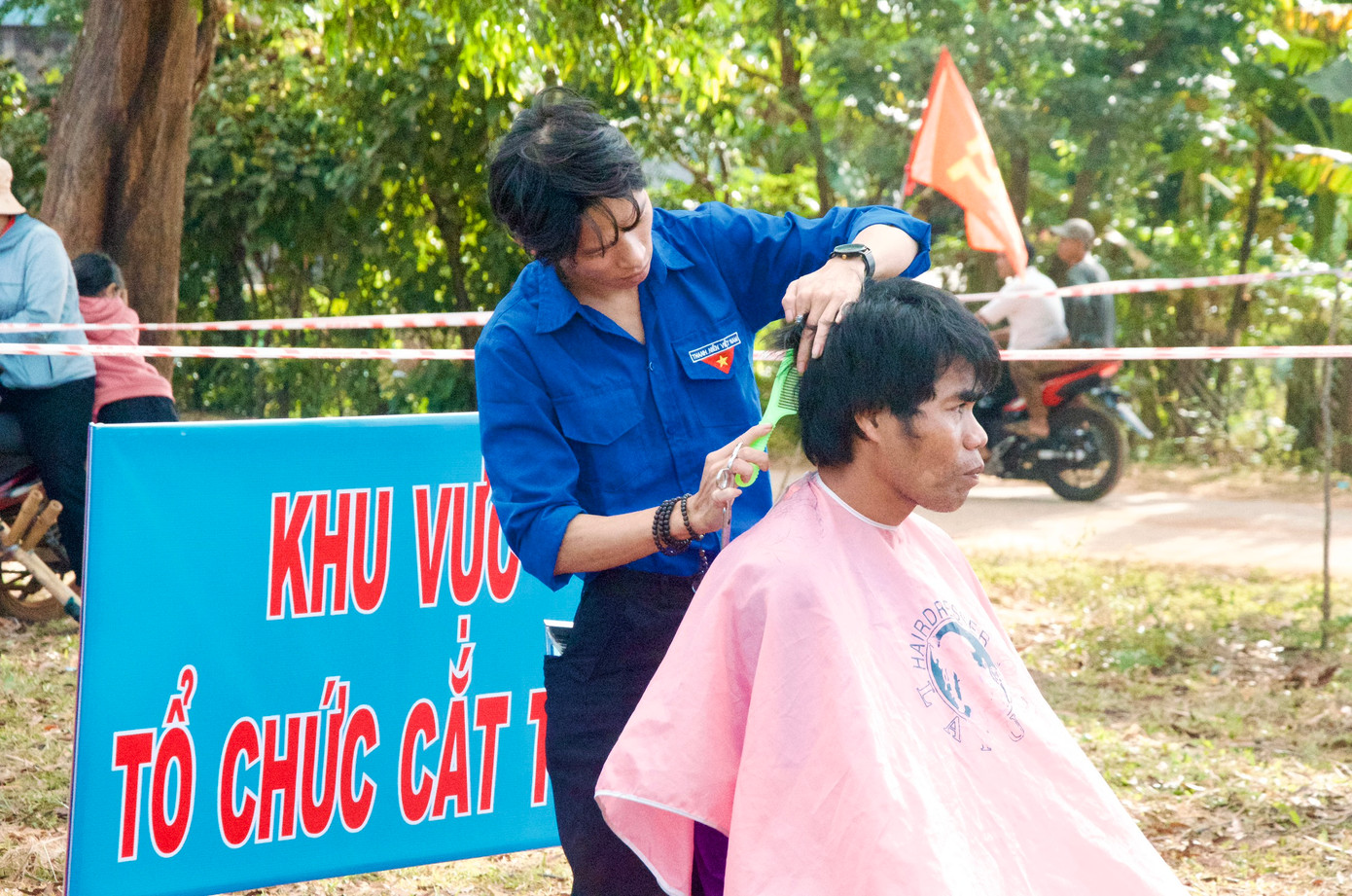 Thanh niên Huyện Đoàn Cư M’gar cắt tóc miễn phí cho người dân
