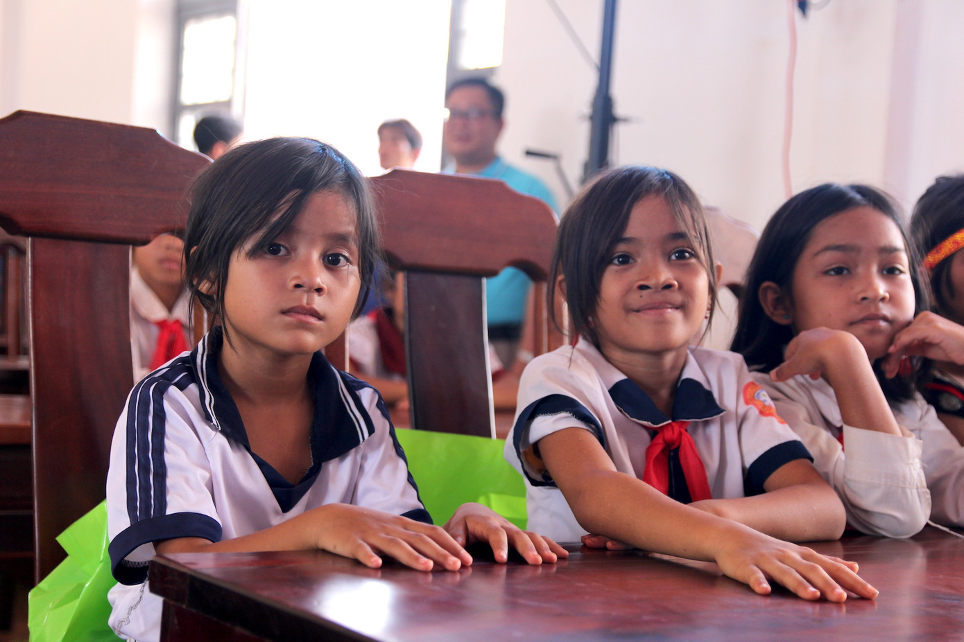 Trước đó, ngày 7/5, ở huyện vùng biên Đức Cơ, các em nhỏ được cha mẹ dẫn tới từ sớm đợi nhận mô hình sinh kế.