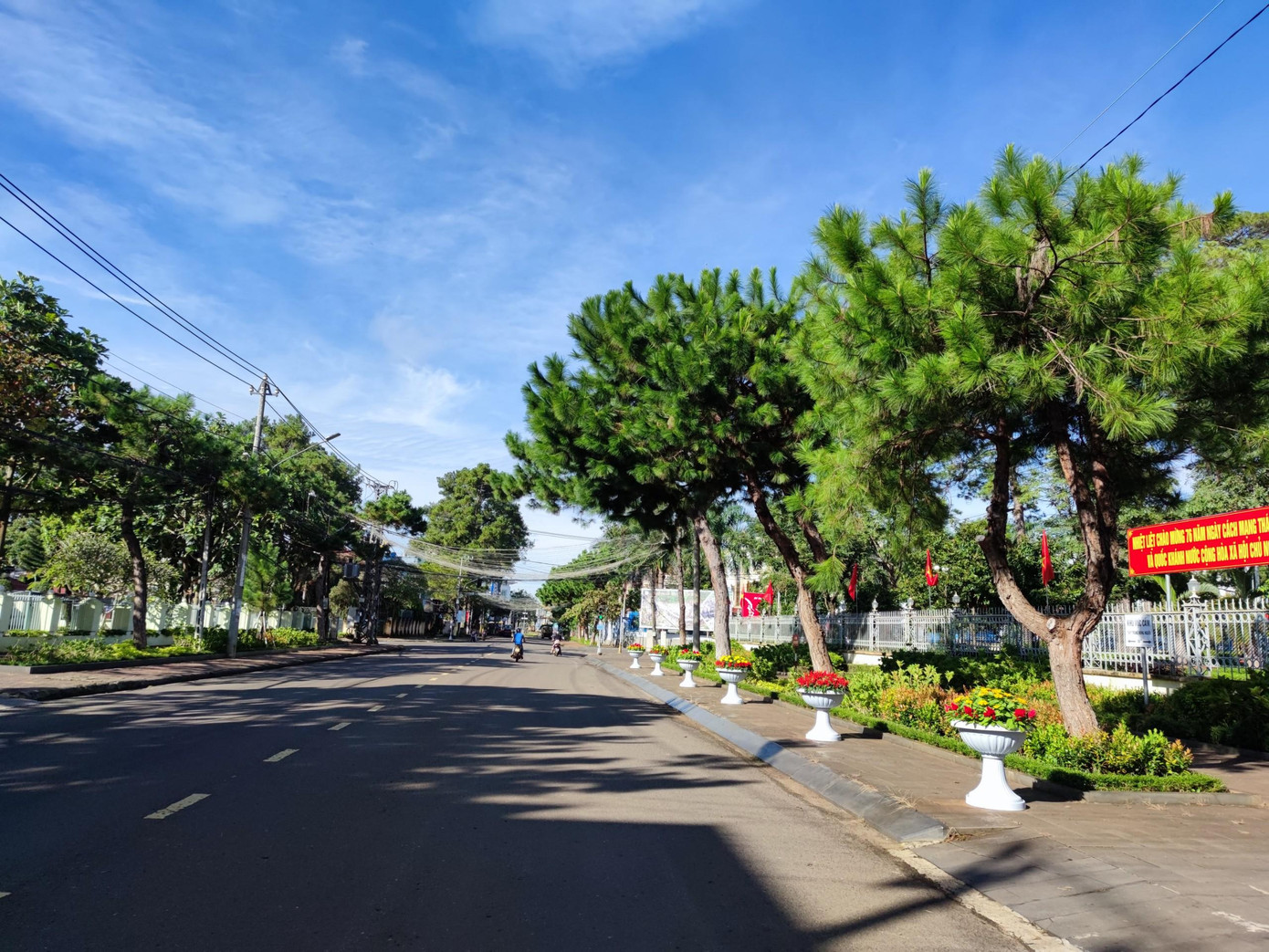 Các tuyến đường chính ở TP. Pleiku như Nguyễn Tất Thành, Trần Hưng Đạo, Hùng Vương... vắng người qua lại