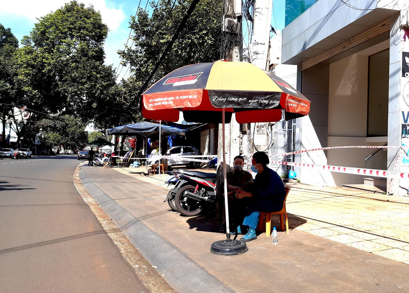 Một tổ trực làm nhiệm vụ phong tỏa những căn nhà có ca nghi nhiễm