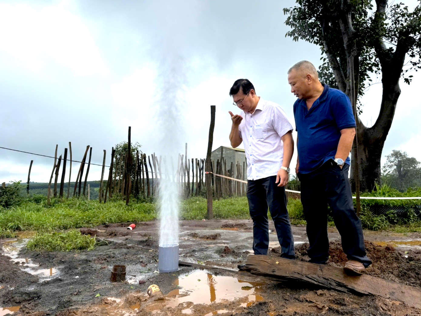 Giếng khoan đã phun gần 1 tháng chưa có dấu hiệu dừng Giếng khoan đã phun gần 1 tháng chưa có dấu hiệu dừng