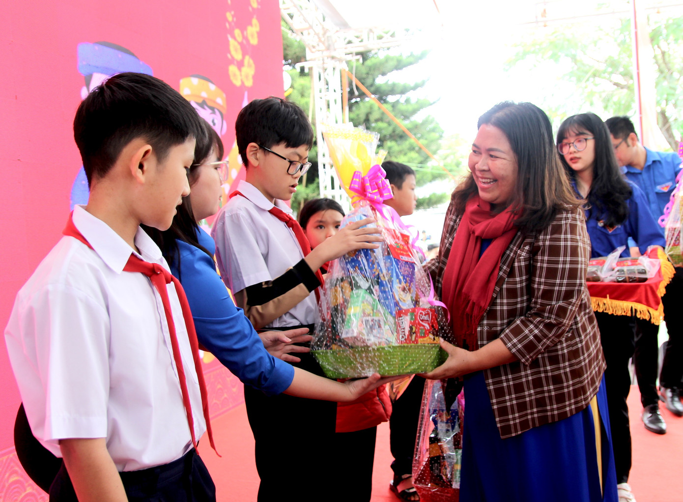 Chị Hà Thị Giang Thảo - Bí thư Tỉnh Đoàn Gia Lai tặng quà cho các em nhỏ.