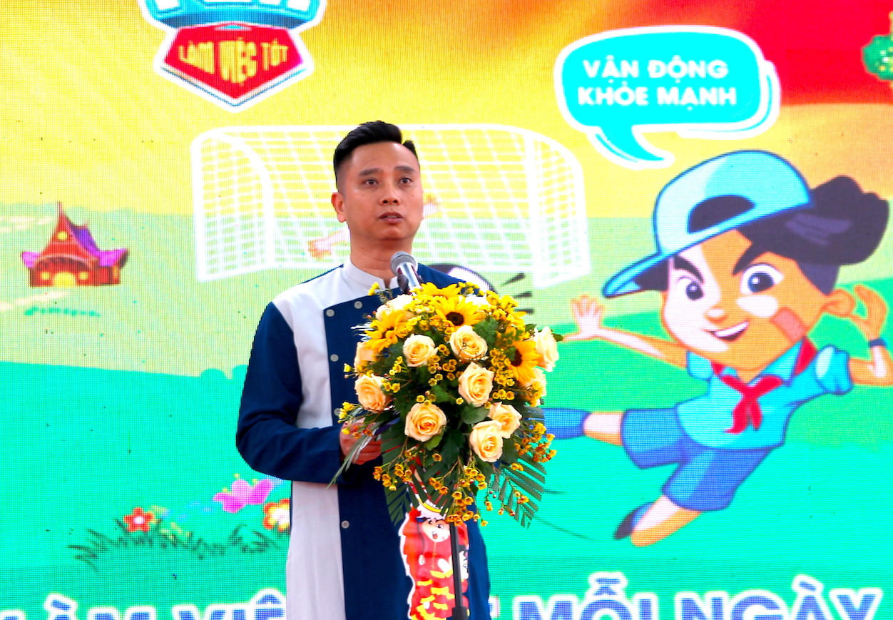 Anh Quân phát biểu và tặng quà cho các em nhỏ.