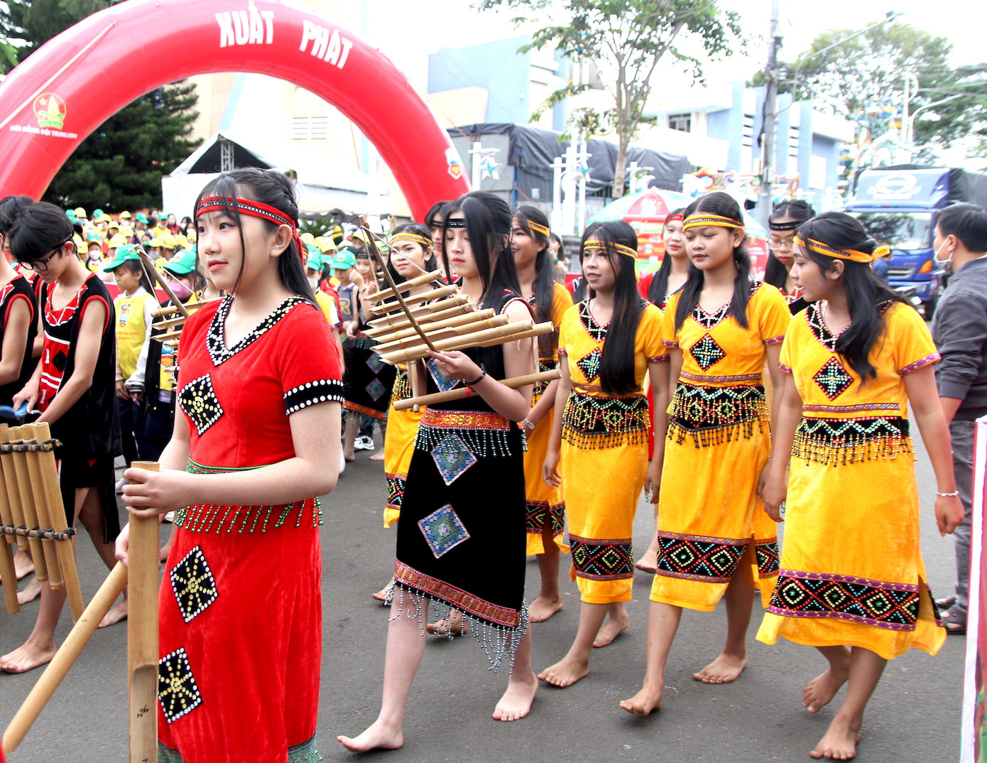 Các bạn thiếu nhi mặc trang phục truyền thống của các dân tộc