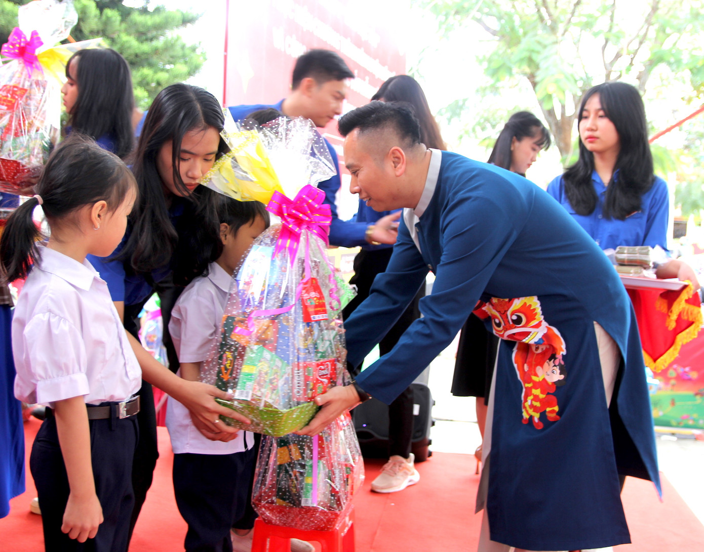 Anh Quân phát biểu và tặng quà cho các em nhỏ.