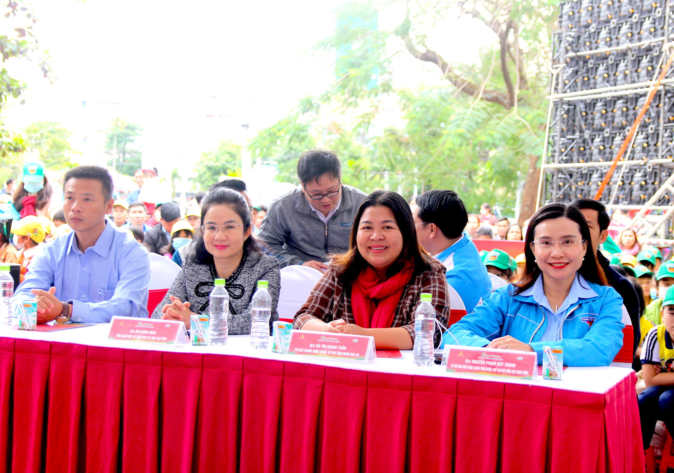 Từ phải qua: chị Nguyễn Phạm Duy Trang, chị Hà Thị Giang Thảo - Bí thư Tỉnh Đoàn Gia Lai và bà Bùi Khoa Nghi- Phó Giám đốc Sở GD&amp;ĐT tỉnh Gia Lai.