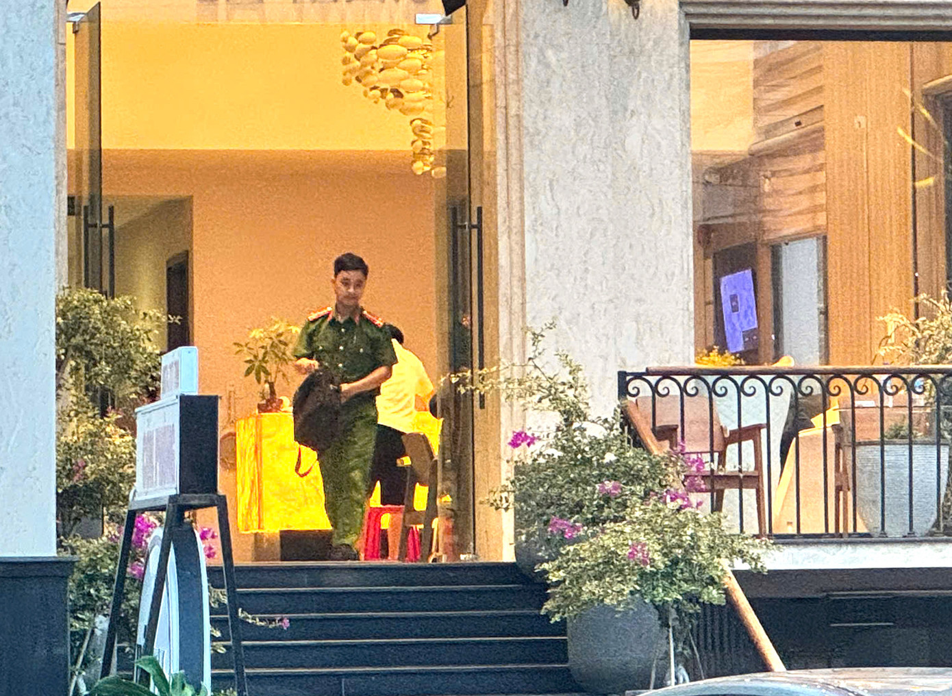 Lực lượng Công an làm việc tại khách sạn nơi xảy ra vụ việc Lực lượng Công an làm việc tại khách sạn nơi xảy ra vụ việc