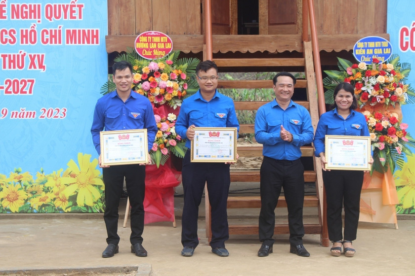 Anh Đỗ Duy Nam - Phó Bí thư Tỉnh Đoàn Gia Lai tặng bằng khen cho các tập thể có thành tích trong triển khai cuộc thi tìm hiểu Nghị quyết Đại hội Đoàn