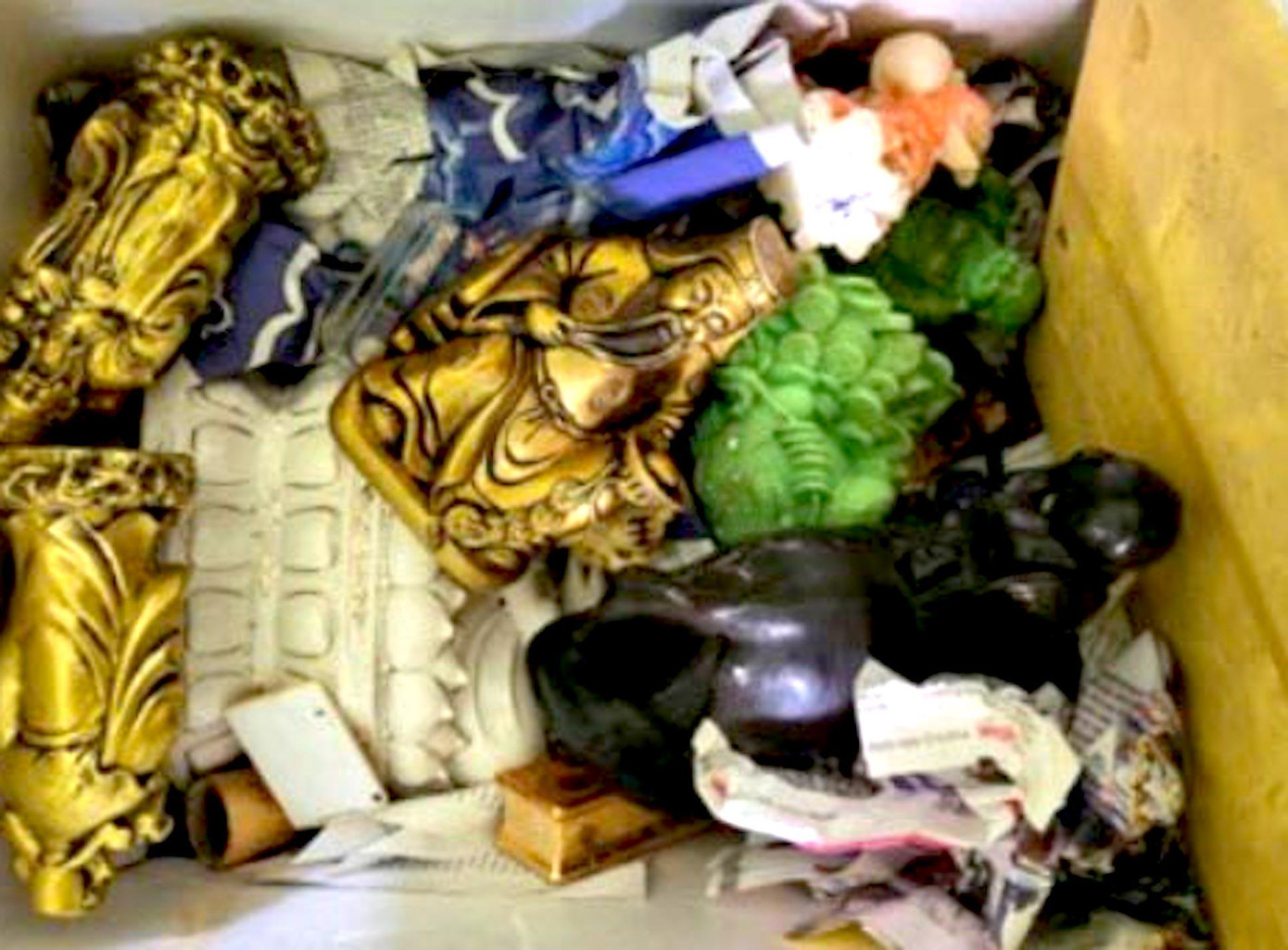 Một số đồ vật được phát hiện tại căn nhà trọ nghi 2 nạn nhân từng ở.