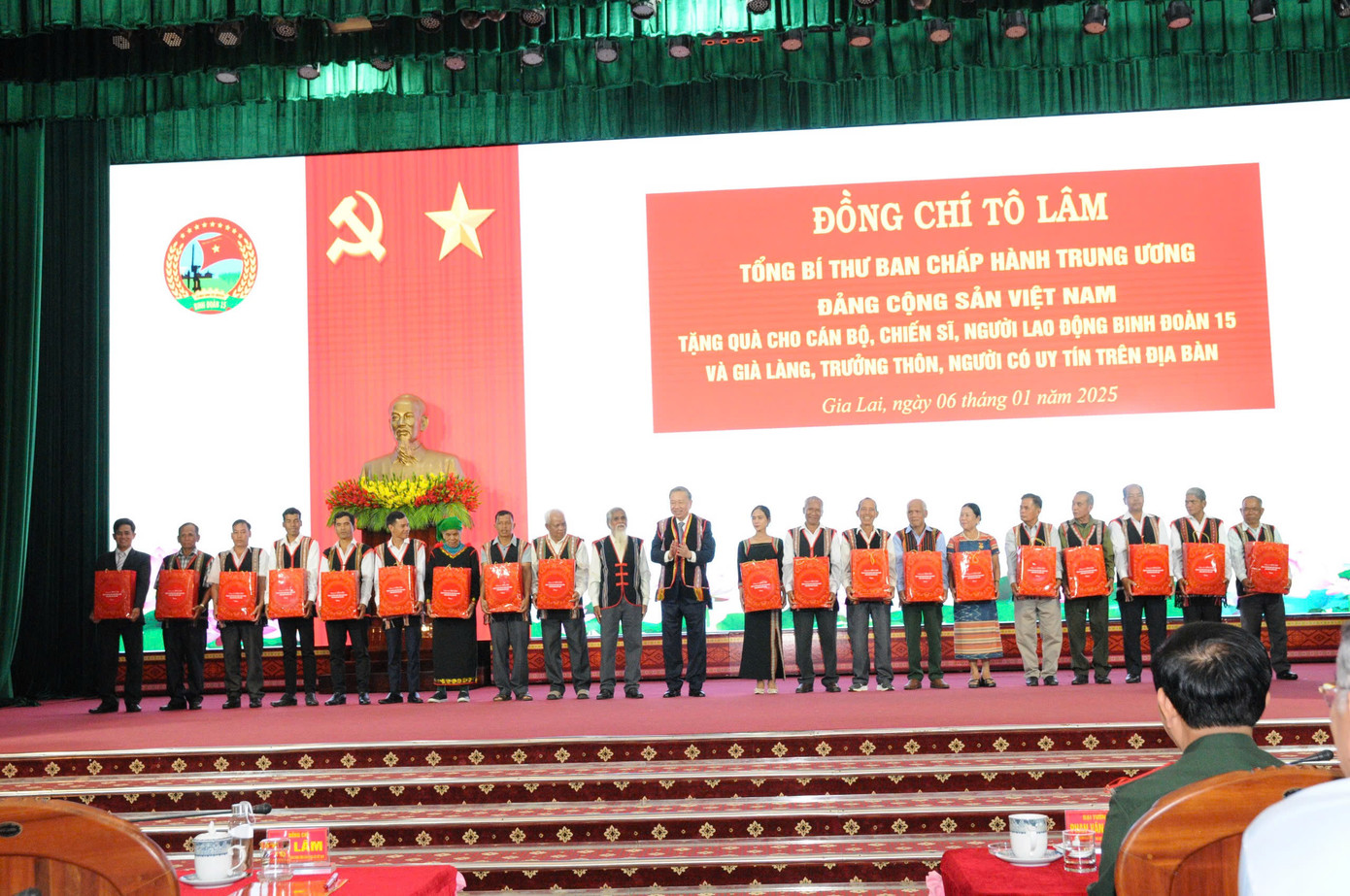 Tổng Bí thư Tô Lâm tặng quà các gia đình chính sách, người có công, các già làng, trưởng thôn, người có uy tín.