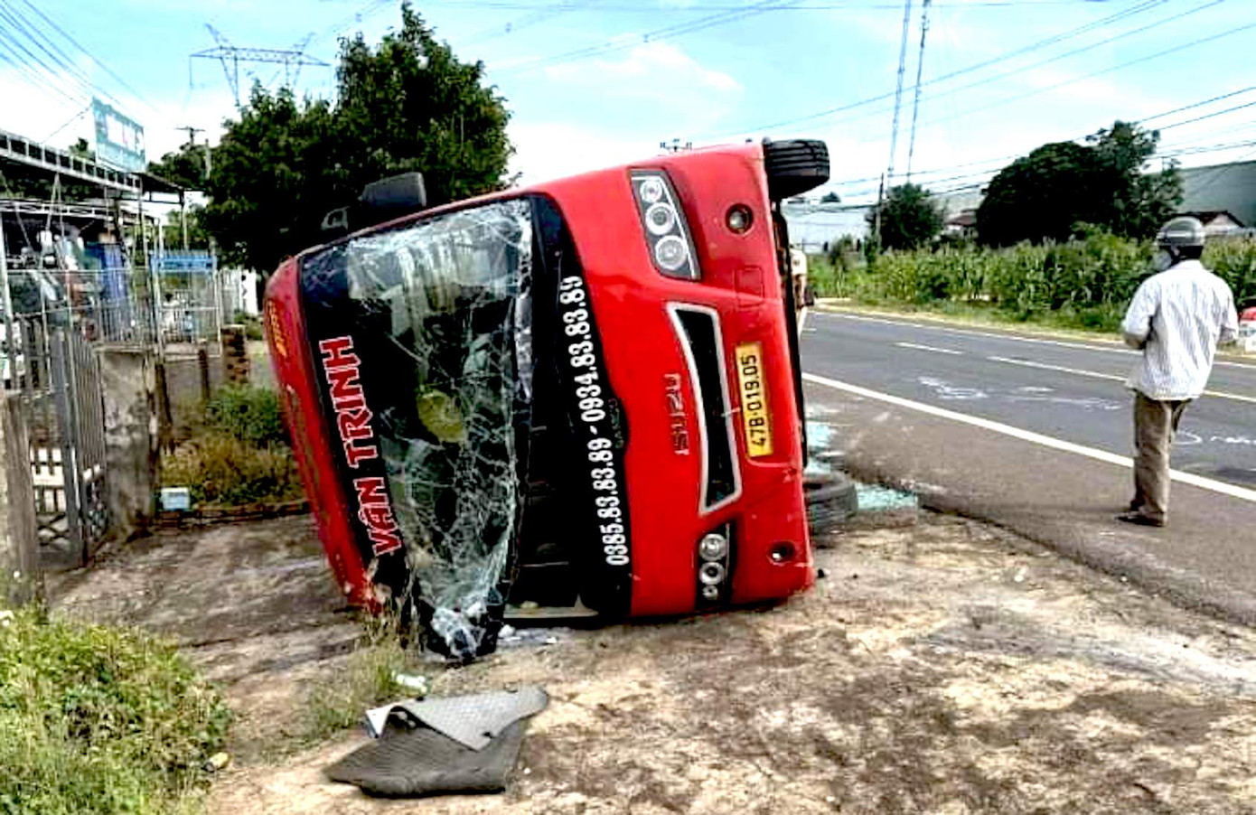 Cú đánh lái khiến xe khách lật nghiêng bên vệ đường Cú đánh lái khiến xe khách lật nghiêng bên vệ đường