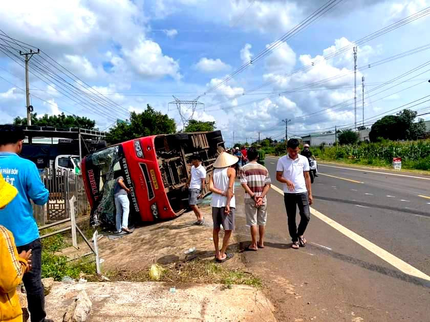 Cú đánh lái khiến xe khách lật nghiêng bên vệ đường Cú đánh lái khiến xe khách lật nghiêng bên vệ đường