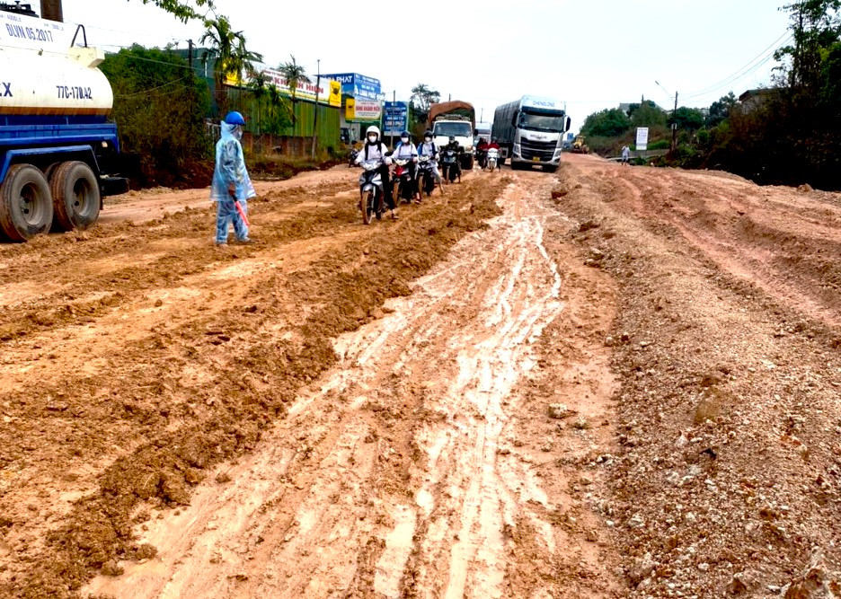 Đoạn đường bị sình lầy, gây ách tắc giao thông nhiều giờ đồng hồ trên quốc lộ 19.