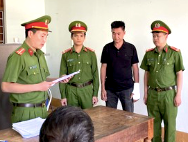 Công an huyện Đăk Glei đọc lệnh bắt tạm giam tài xế Trương Thanh Tuấn. Ảnh: Công an huyện Đăk Glei