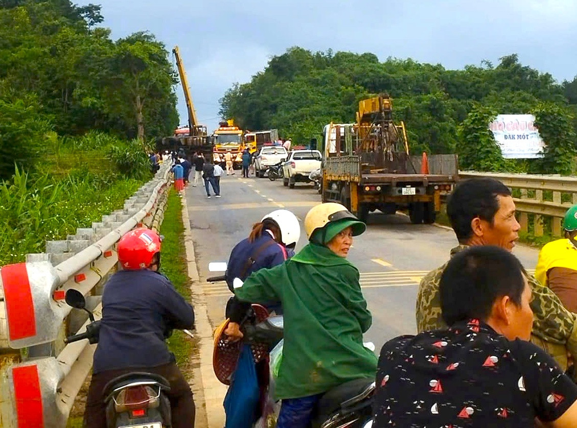 Người dân, cảnh sát giao thông huyện Ngọc Hồi hỗ trợ thu gom hàng giúp tài xế