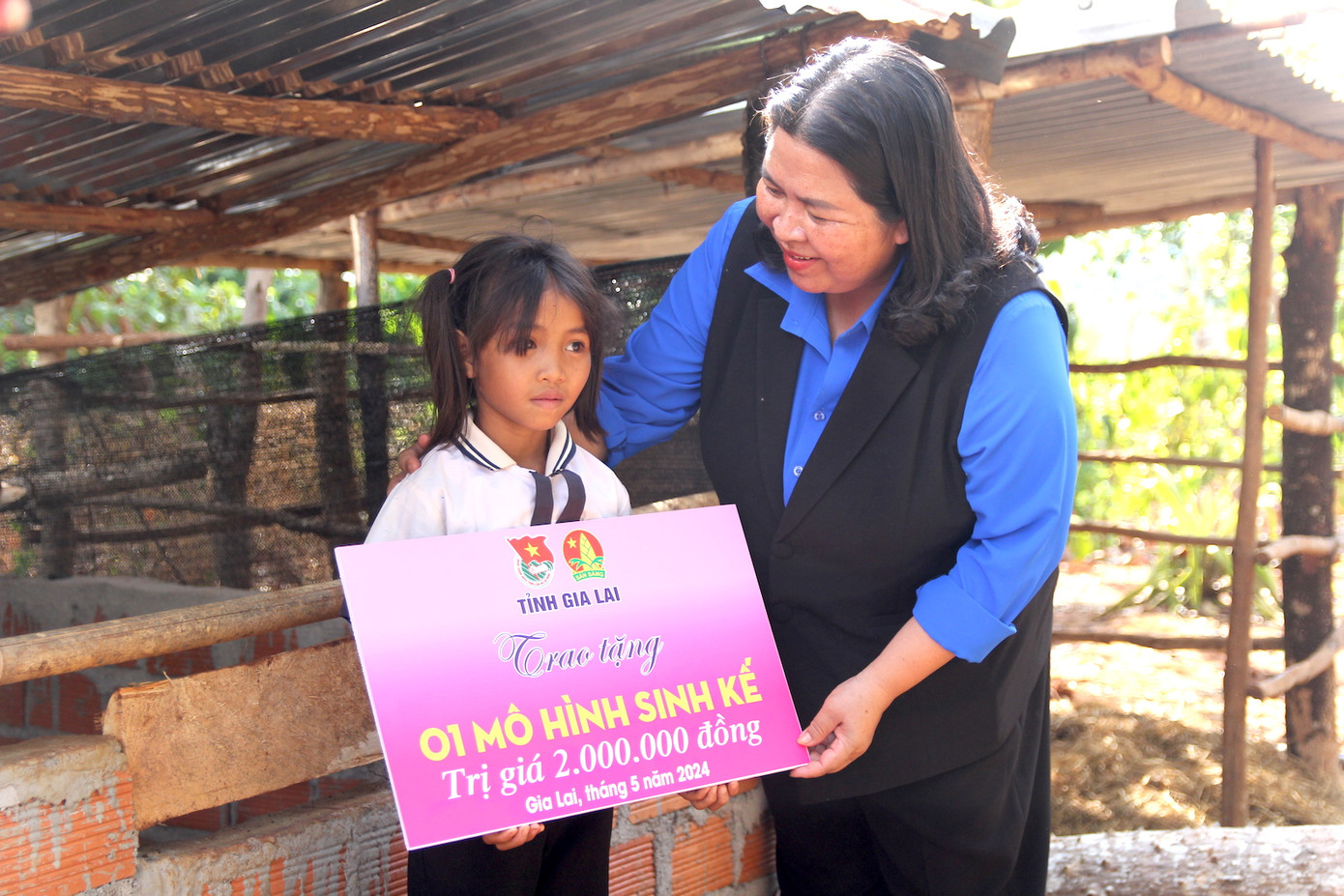 Chị Hà Thị Giang Thảo tới thăm, trao mô hình sinh kế cho em Siu Như (lớp 2, Trường Phổ thông Dân tộc bán trú Lê Quý Đôn).