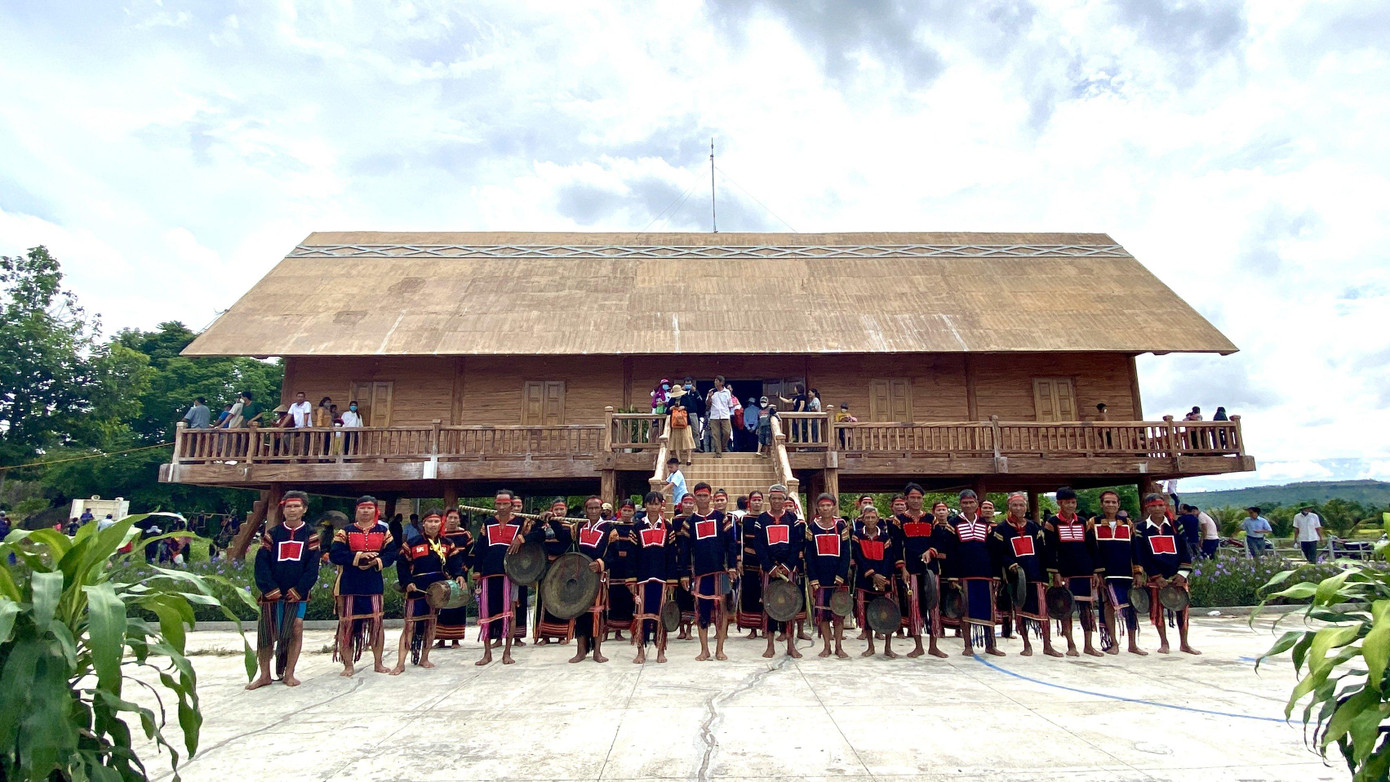 Người dân, du khách đến xem các hoạt động văn hoá