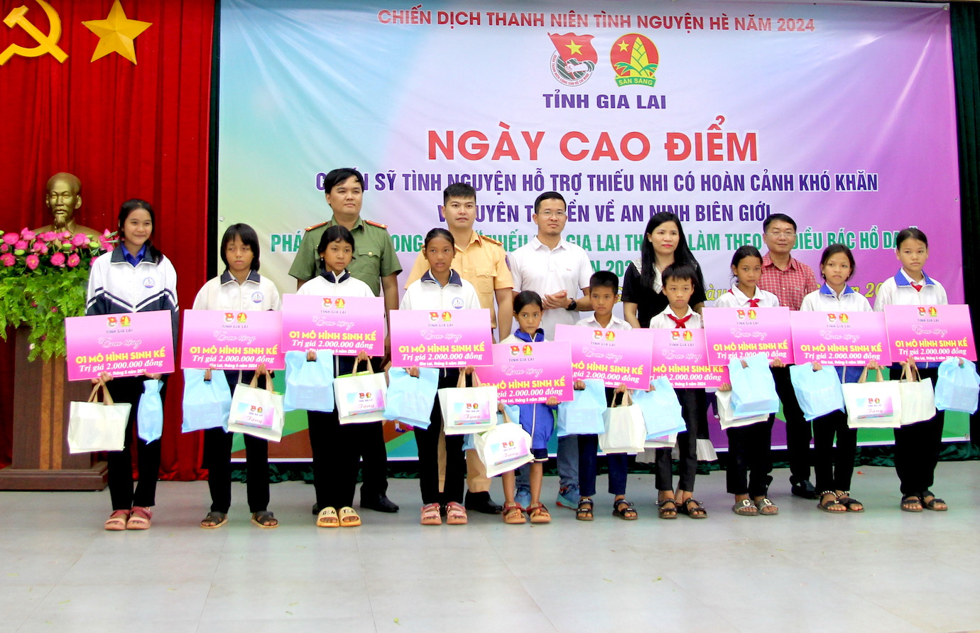 Chiều 1/6, tại huyện Ia Grai, Tỉnh Đoàn Gia Lai tổ chức Ngày cao điểm chiến sĩ tình nguyện hỗ trợ thiếu nhi có hoàn cảnh khó khăn và tuyên truyền về an ninh biên giới, phát động phong trào thiếu nhi Gia Lai thi đua làm theo 5 điều bác Hồ dạy năm 2024. Tại chương trình, các em học sinh hoàn cảnh khó khăn ở huyện Ia Grai nhận bảng tượng trưng mô hình sinh kế từ các đơn vị, nhà hảo tâm hỗ trợ.