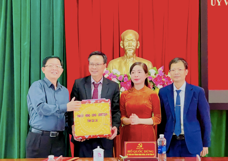 Bí thư Tỉnh ủy Hồ Quốc Dũng trao phần quà cho UBND xã Ia Grai.