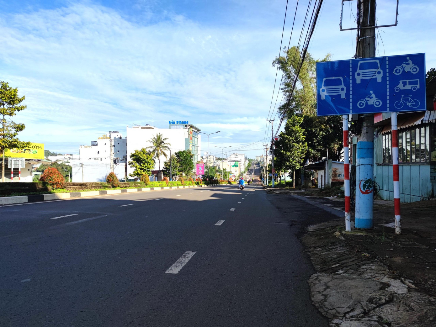 Các tuyến đường chính ở TP. Pleiku như Nguyễn Tất Thành, Trần Hưng Đạo, Hùng Vương... vắng người qua lại