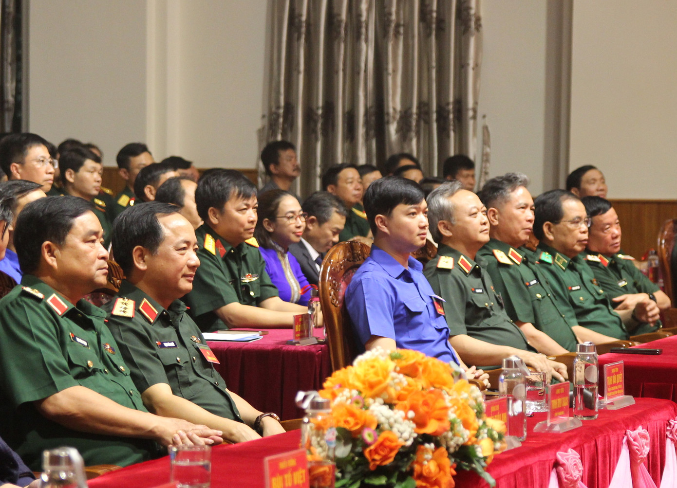 Các đại biểu xem các tiết mục văn nghệ tại liên hoan.