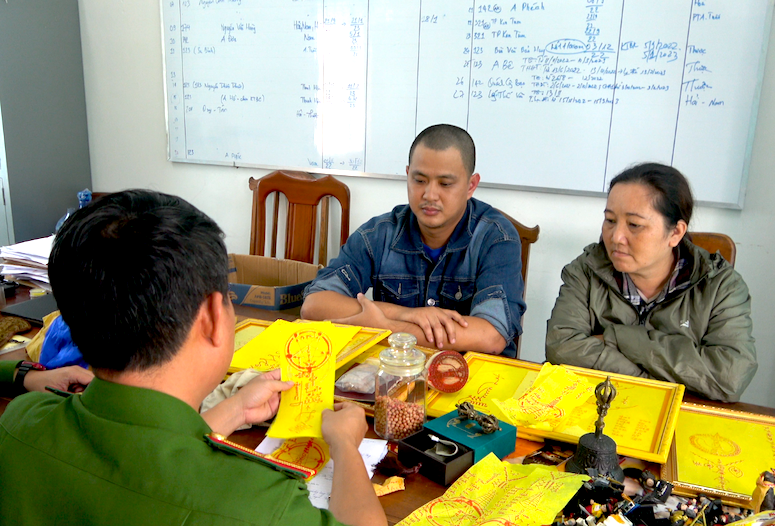 Đối tượng Duy và Loan tại cơ quan công an. Ảnh: Công an tỉnh Kon Tum Đối tượng Duy và Loan tại cơ quan công an. Ảnh: Công an tỉnh Kon Tum