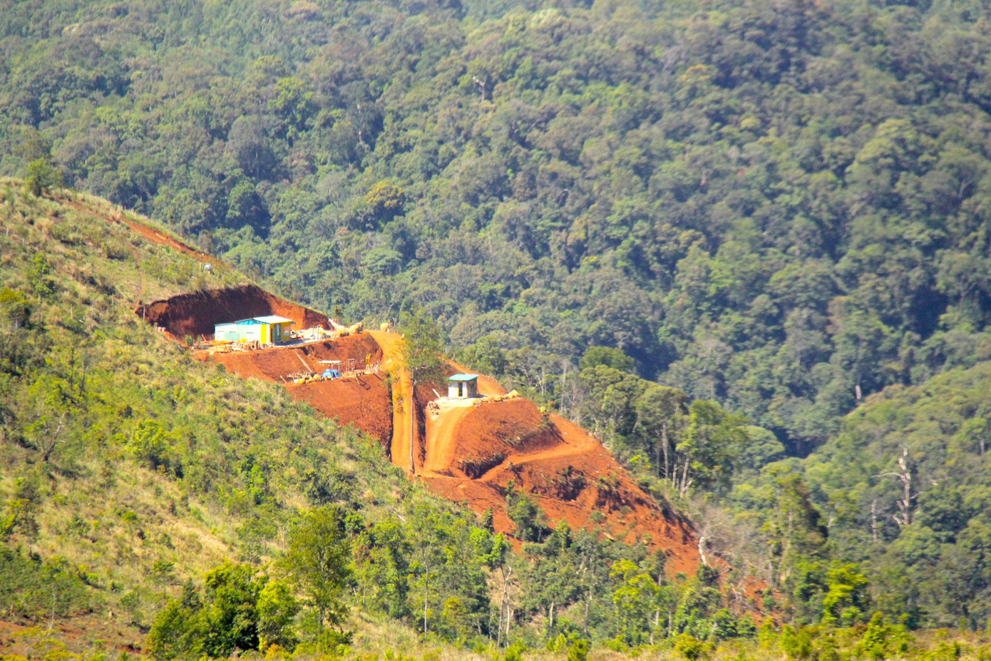 Giá đất tăng cao ở huyện Kon Plông khiến nhiều đối tượng sẵn sàng ủi đồi núi làm Homestay, phân lô bán nền.