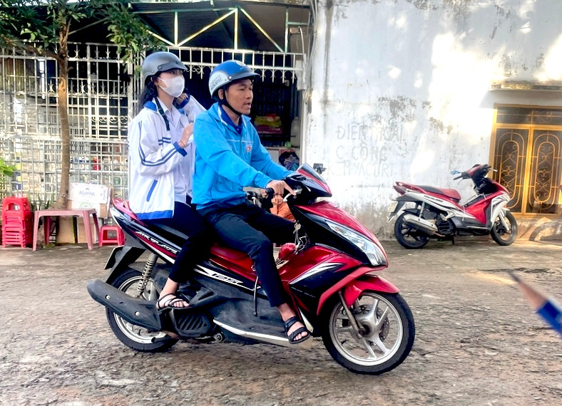 Bí thư Đoàn phường Thống Nhất chở em X đến điểm thi đúng giờ Bí thư Đoàn phường Thống Nhất chở em X đến điểm thi đúng giờ