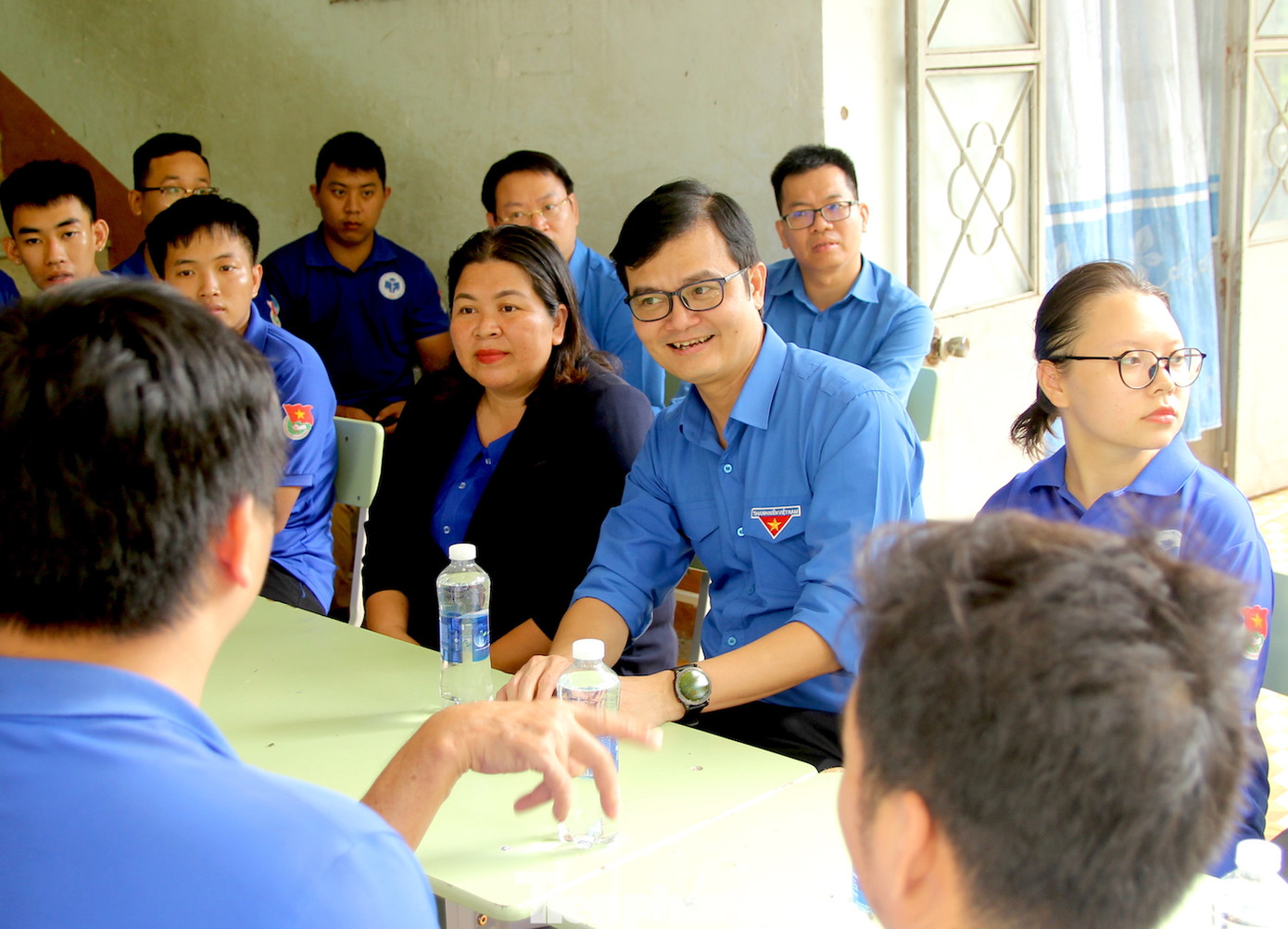 Bí thư thứ nhất T.Ư Đoàn trò chuyện với các bạn sinh viên đội hình tình nguyện Mùa hè xanh, Đại học Công Thương TP.HCM ở xã Kim Tân, huyện Ia Pa.