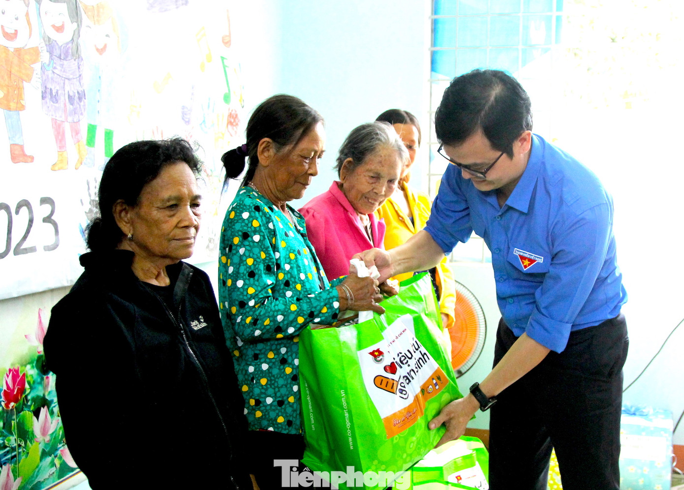 Nhân chuyến công tác, anh Bùi Quang Huy trao 100 suất quà cho các hộ gia đình chính sách 3 huyện Ia Pa, Phú Thiện, Chư Sê