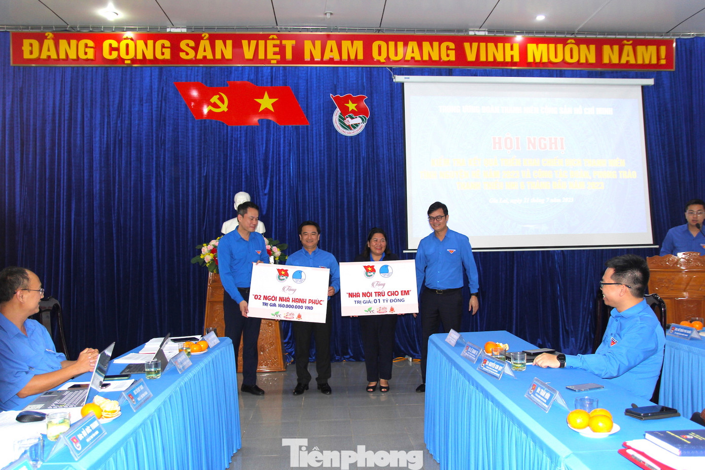 Bí thư thứ nhất T.Ư Đoàn Bùi Quang Huy trao bảng tượng trưng 2 công trình "Ngôi nhà hạnh phúc" (tổng trị giá 160 triệu đồng) và 1 công trình "Nhà nội trú cho em" (trị giá 1 tỷ đồng) cho Tỉnh Đoàn Gia Lai.