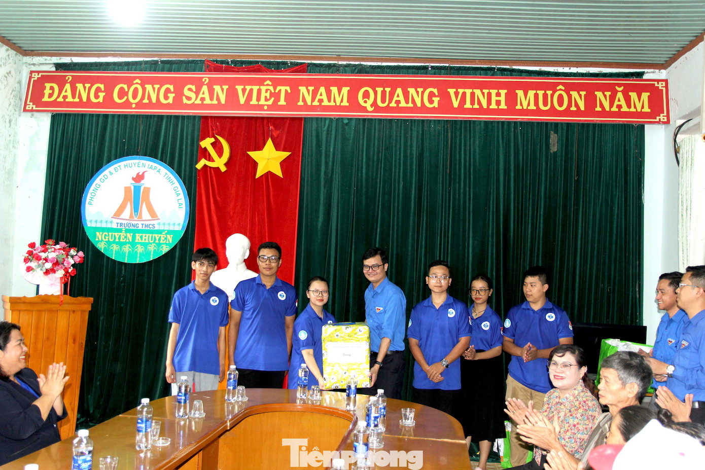 Sau đó, anh Huy tặng quà cho các bạn sinh viên đội hình tình nguyện Mùa hè xanh, Đại học Công Thương TP.HCM.