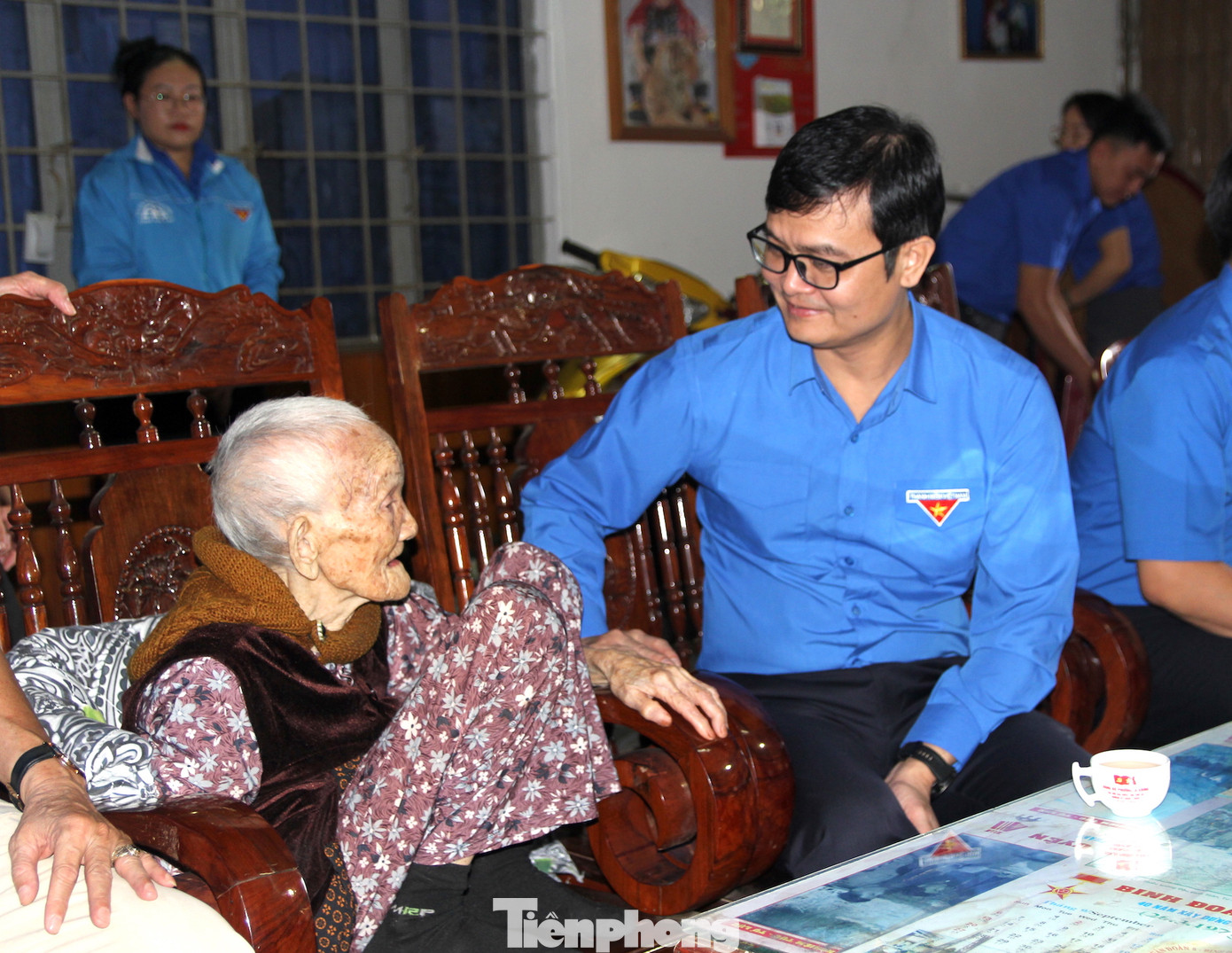 Sau đó, anh Bùi Quang Huy cùng đoàn công tác tới thăm, tặng quà Mẹ Việt Nam Anh hùng Nguyễn Thị Mười (104 tuổi, trú phường Ia Kring, thành phố Pleiku).