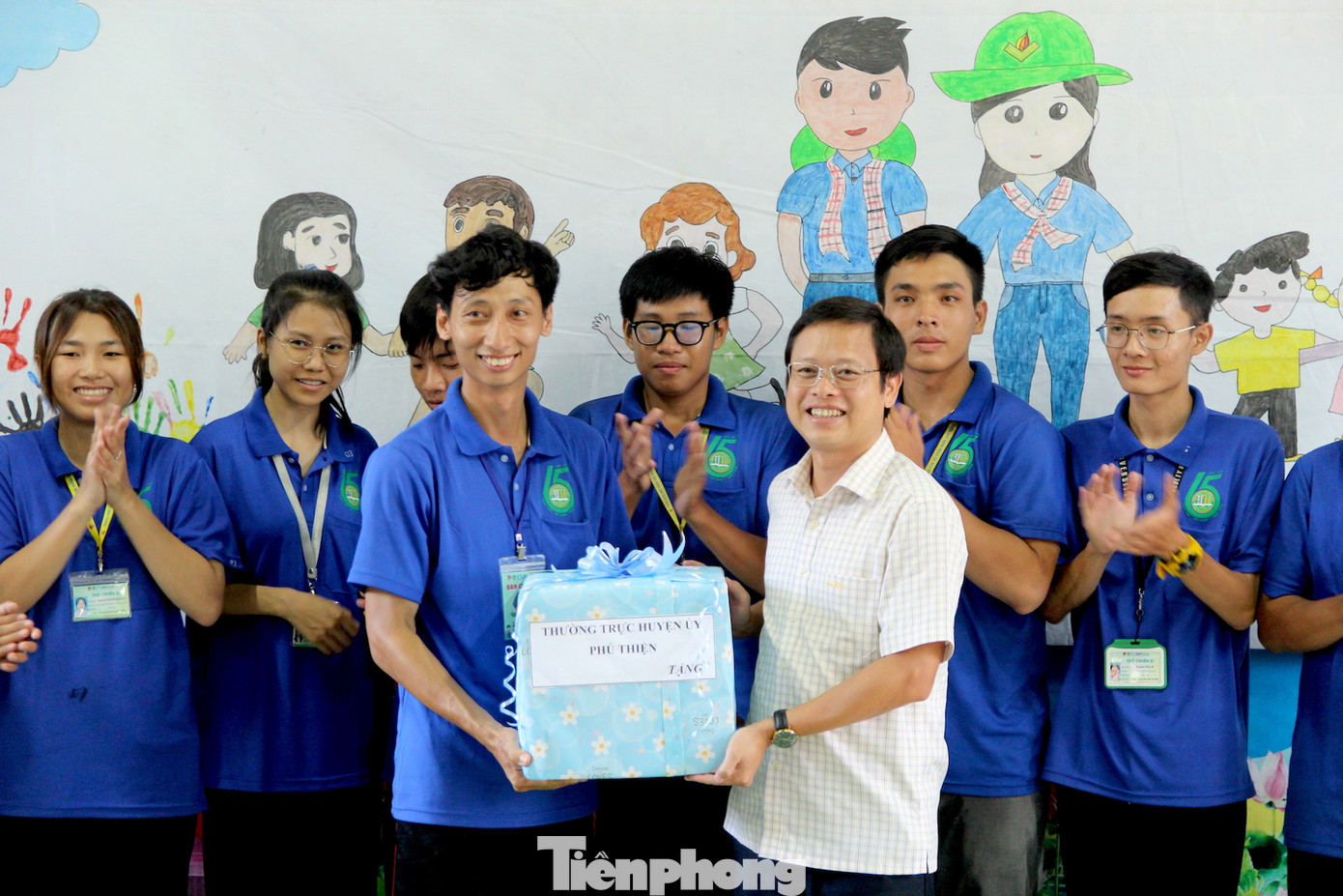 Bí thư Huyện uỷ Phú Thiện Nguyễn Hoàng Phong tặng quà cho các bạn sinh viên đội hình tình nguyện Mùa hè xanh, Đại học Nông Lâm TP.HCM.