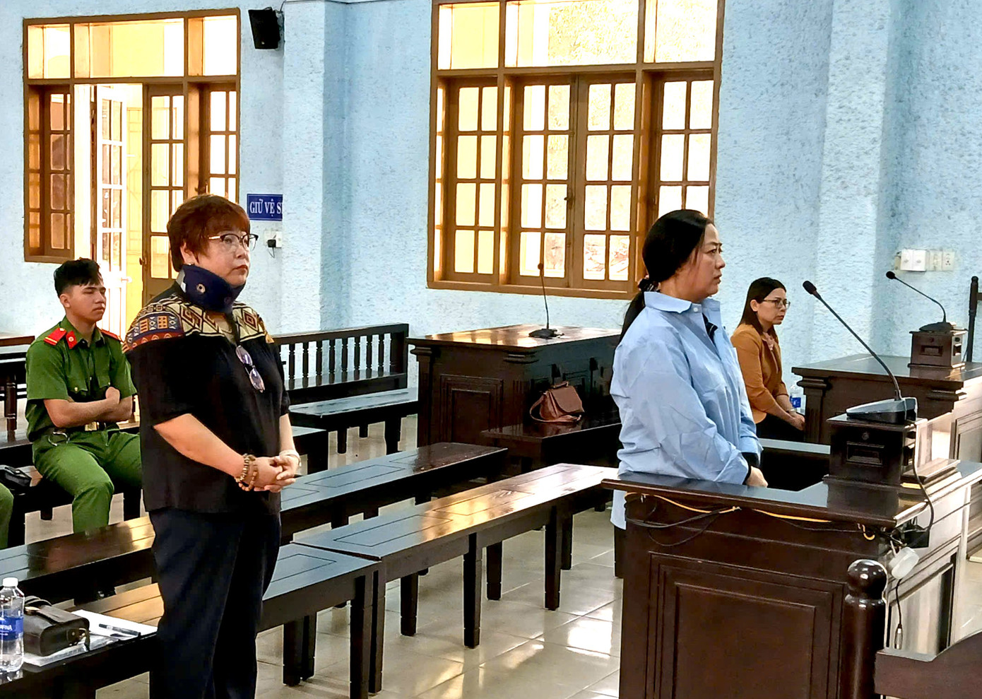 Bị cáo Hiền (tóc ngắn) tại phiên toà. Bị cáo Hiền (tóc ngắn) tại phiên toà.