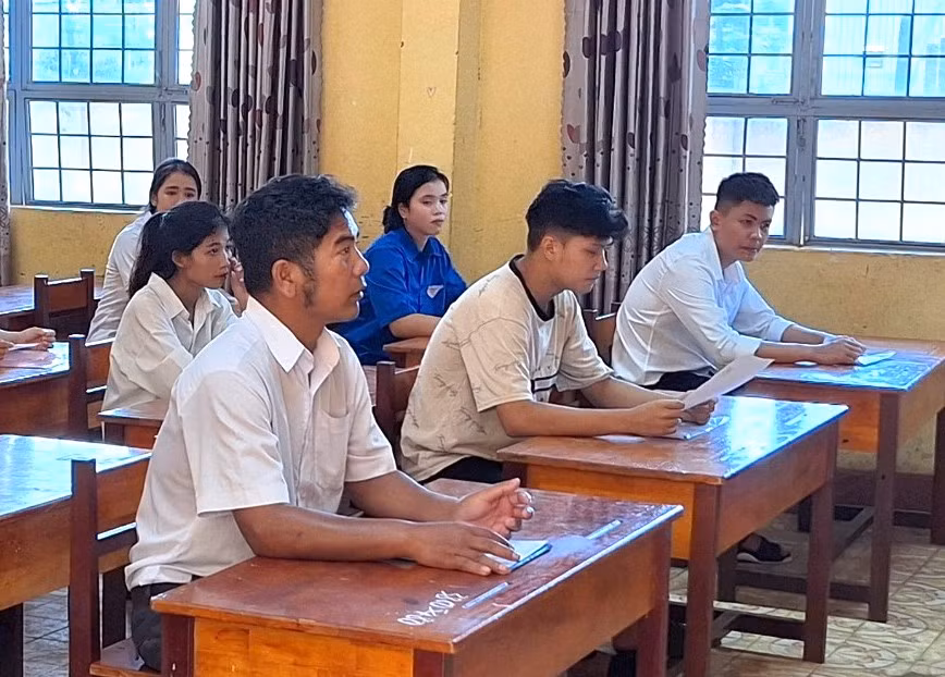 Ông Ui thời điểm nghe giám thị phổ biến quy chế thi Ông Ui thời điểm nghe giám thị phổ biến quy chế thi