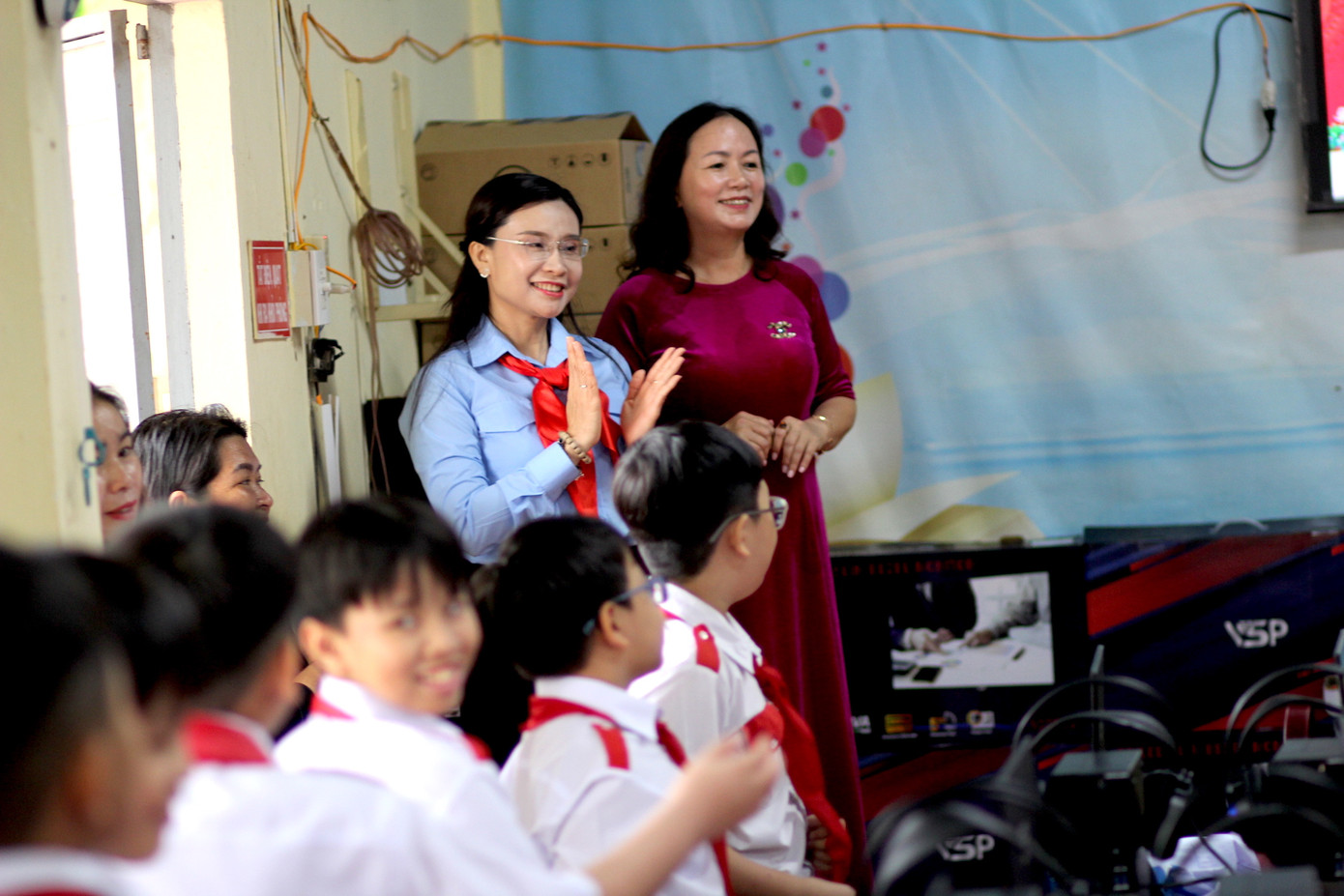 Chị Nguyễn Phạm Duy Trang đến thăm phòng học máy tính của Trường Tiểu học Nguyễn Tất Thành Chị Nguyễn Phạm Duy Trang đến thăm phòng học máy tính của Trường Tiểu học Nguyễn Tất Thành