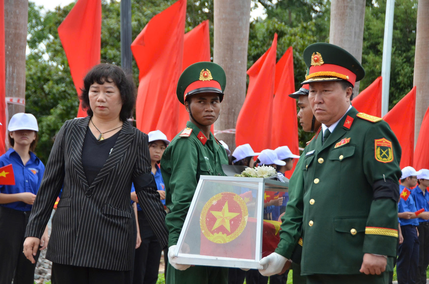 Ngay sau lễ truy điệu, hài cốt liệt sĩ được đưa về nơi an táng bên đồng đội.