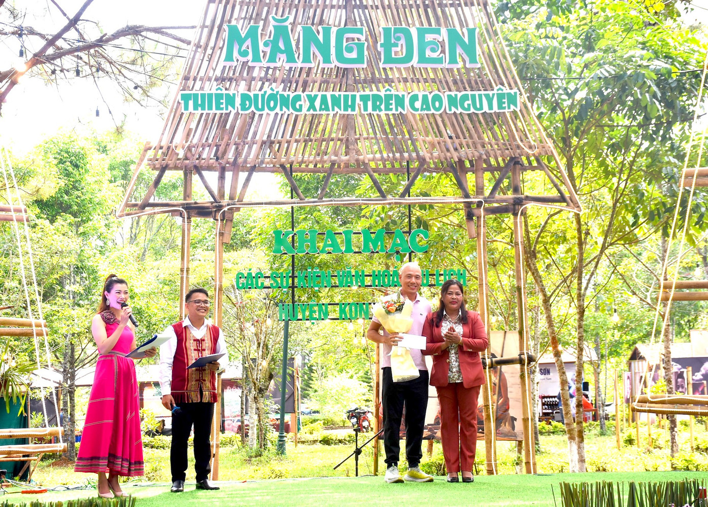 Tại buổi lễ khai mạc Tuần lễ Văn hóa - Du lịch năm 2023, huyện Kon Plông đã trao quà, tặng hoa cho khách du lịch thứ 500.000 người đến với Măng Đen từ đầu năm đến nay.