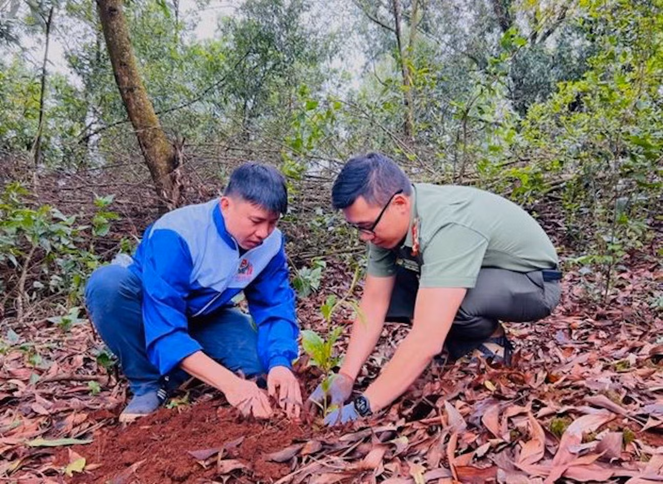 Anh Thái Giang Nam, Bí thư Thành Đoàn Pleiku cùng Bí thư Đoàn Thanh niên Công an tỉnh Phạm Trần Bình trồng cây xanh tại xã Gào